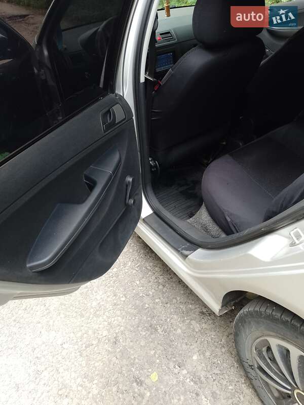 Хэтчбек Skoda Fabia 2005 в Каменке-Бугской