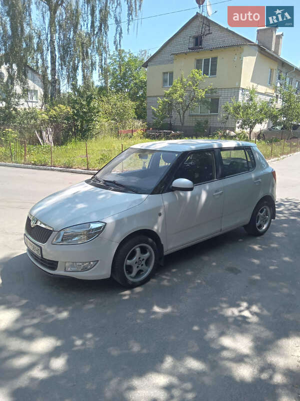Хэтчбек Skoda Fabia 2012 в 