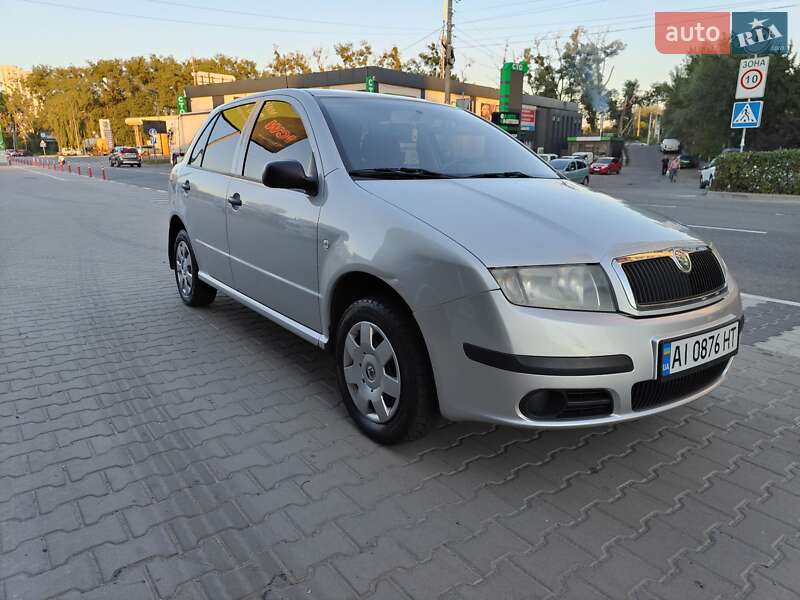 Хэтчбек Skoda Fabia 2006 в Вишневом