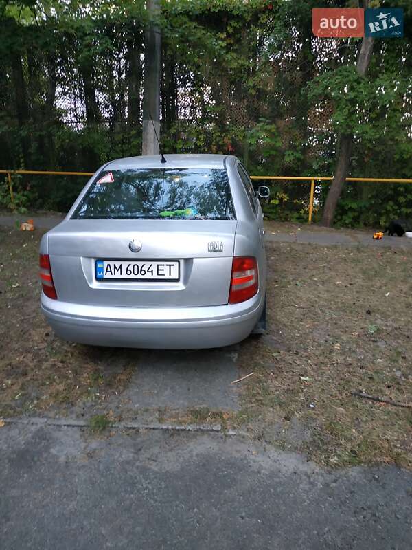Седан Skoda Fabia 2002 в Києві