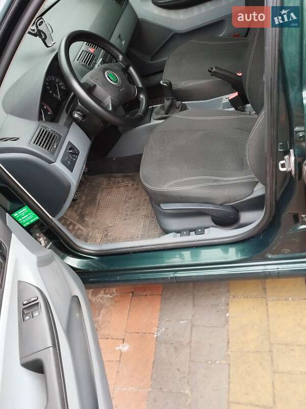 Седан Skoda Fabia 2001 в Ромнах