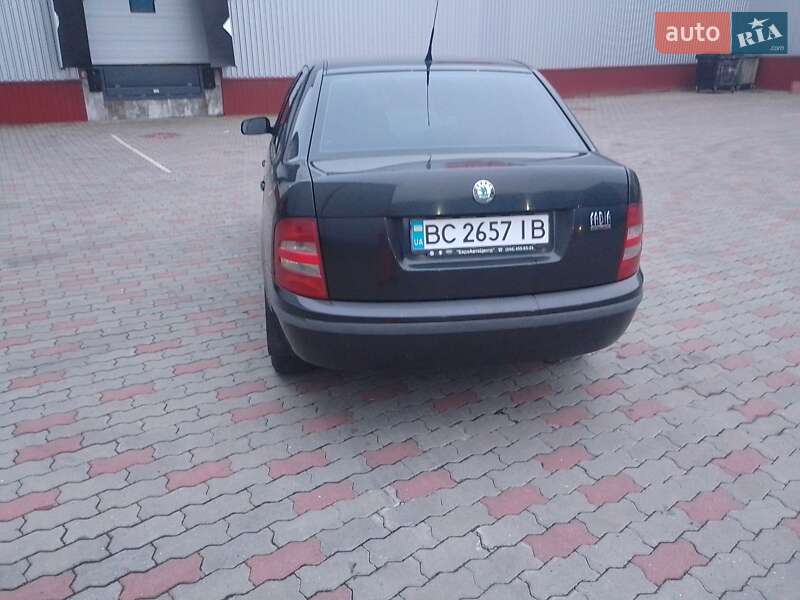 Седан Skoda Fabia 2002 в Городке