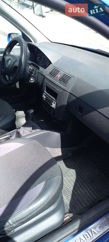 Хэтчбек Skoda Fabia 2004 в Днепре