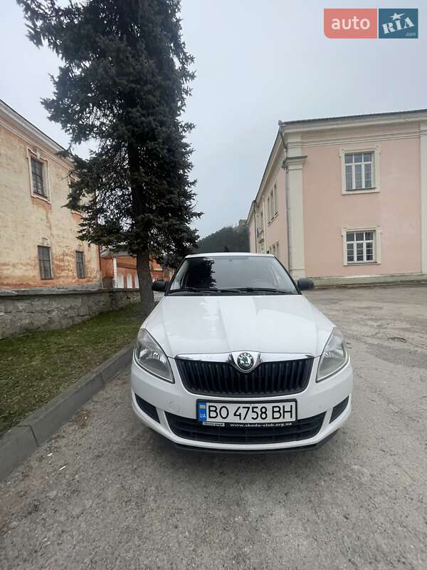 Хэтчбек Skoda Fabia 2012 в 