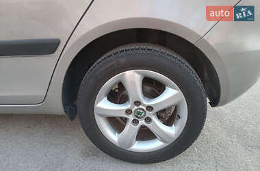 Хэтчбек Skoda Fabia 2009 в 