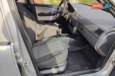 Хэтчбек Skoda Fabia 2002 в 