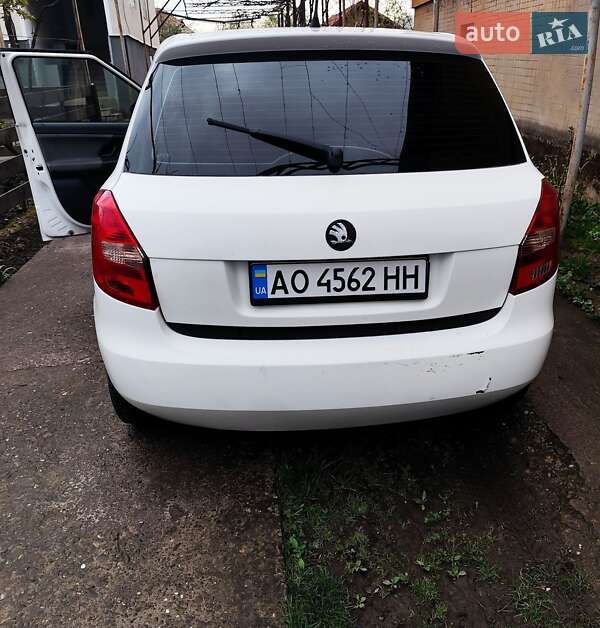 Хетчбек Skoda Fabia 2011 в 
