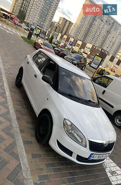 Хэтчбек Skoda Fabia 2012 в 