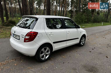 Хэтчбек Skoda Fabia 2011 в 
