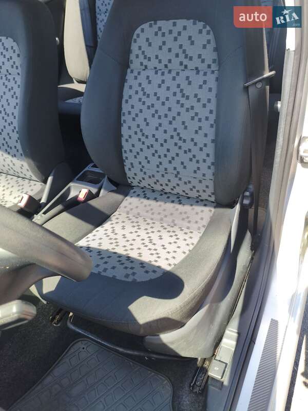 Хэтчбек Skoda Fabia 2006 в Запорожье