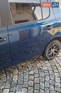 Хэтчбек Skoda Fabia 2011 в 