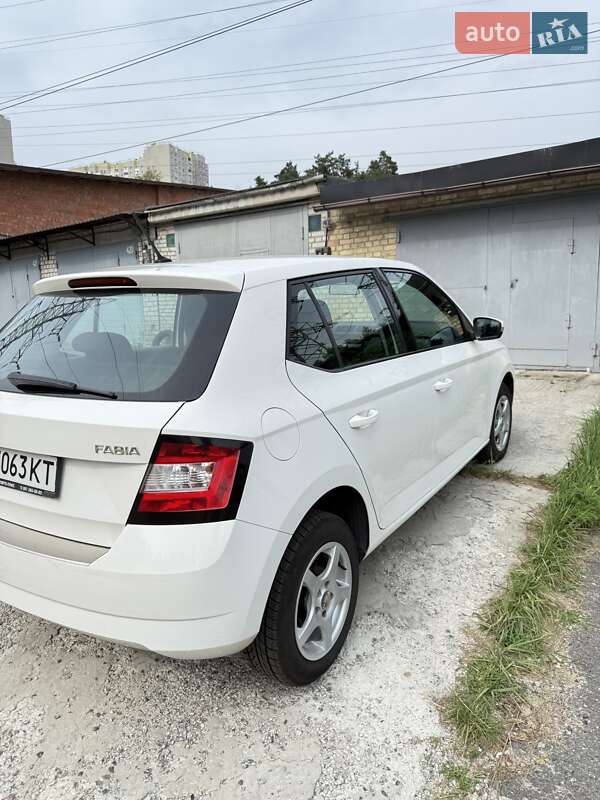 Хетчбек Skoda Fabia 2016 в Києві