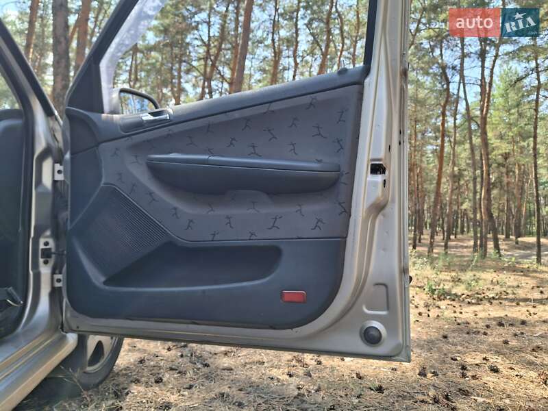 Хэтчбек Skoda Fabia 2003 в Днепре