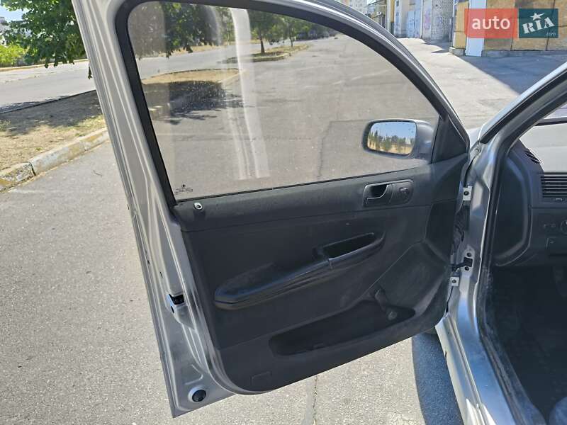 Хэтчбек Skoda Fabia 2005 в Арбузинке