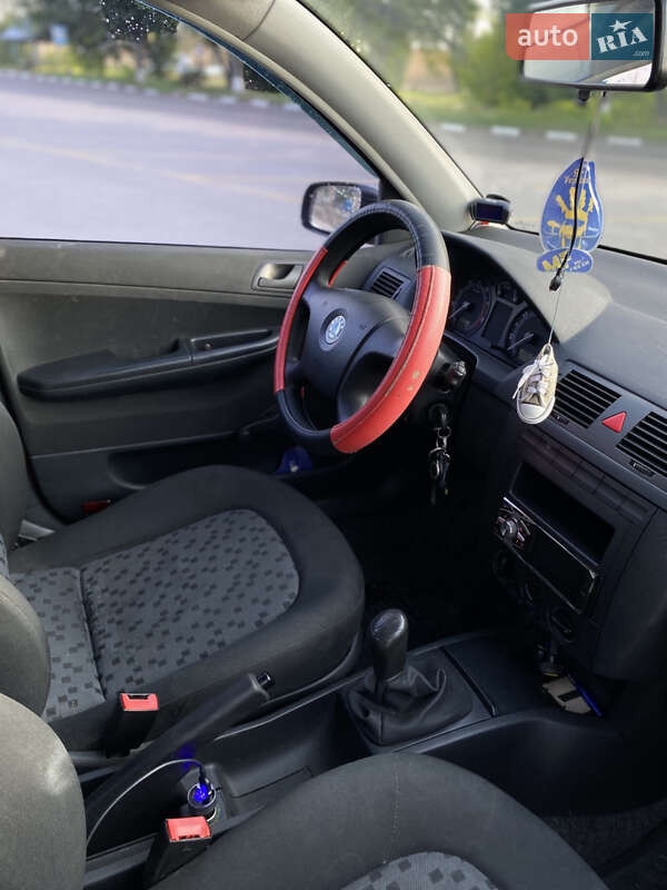 Хэтчбек Skoda Fabia 2006 в Вишневом фото 8 Хэтчбек Skoda Fabia 2006 в Вишневом