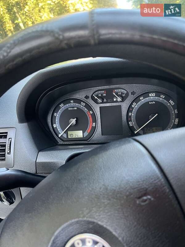 Хетчбек Skoda Fabia 2006 в Волочиську