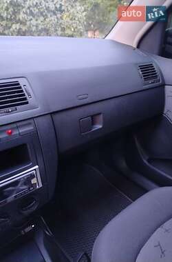 Хэтчбек Skoda Fabia 2002 в 