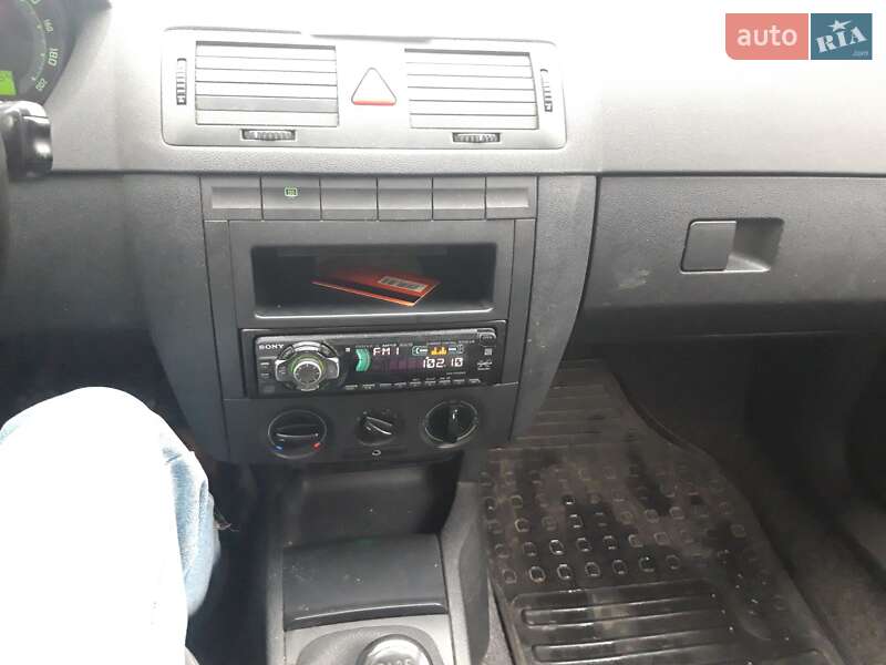 Седан Skoda Fabia 2004 в Львове