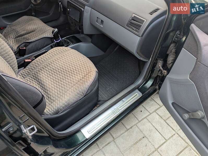 Седан Skoda Fabia 2002 в Хусте