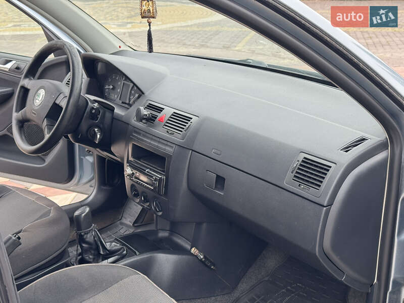Седан Skoda Fabia 2003 в Черновцах