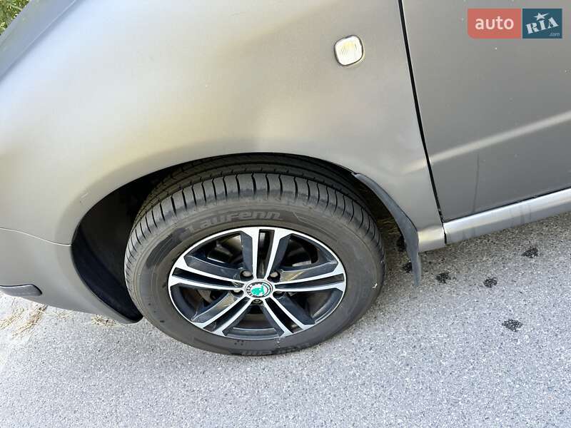 Хэтчбек Skoda Fabia 2003 в Киеве