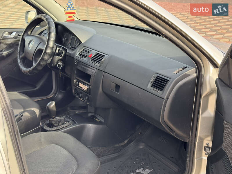 Хэтчбек Skoda Fabia 2006 в Черновцах