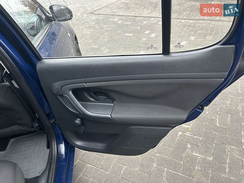 Хэтчбек Skoda Fabia 2012 в Днепре