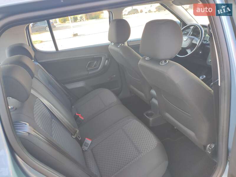 Хэтчбек Skoda Fabia 2010 в Луцке