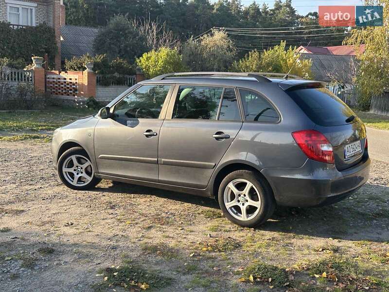 Універсал Skoda Fabia 2011 в Синяві