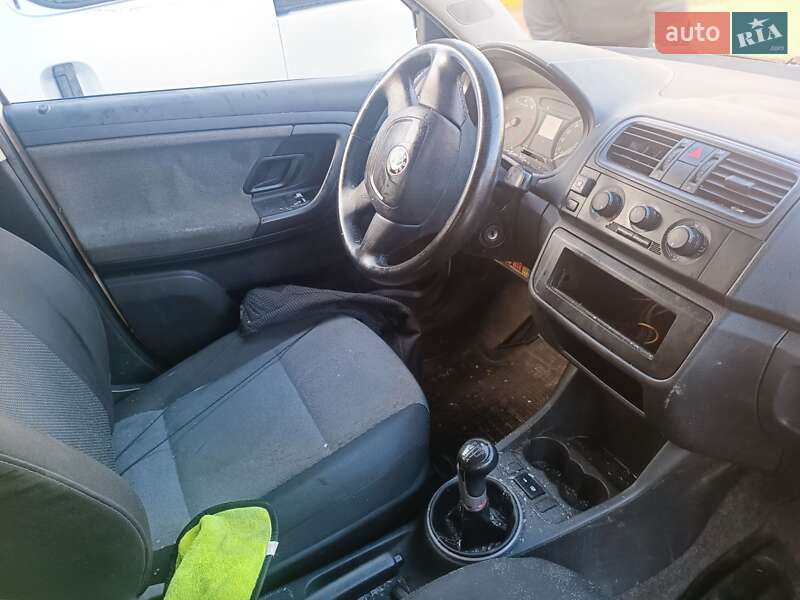 Хэтчбек Skoda Fabia 2010 в Днепре