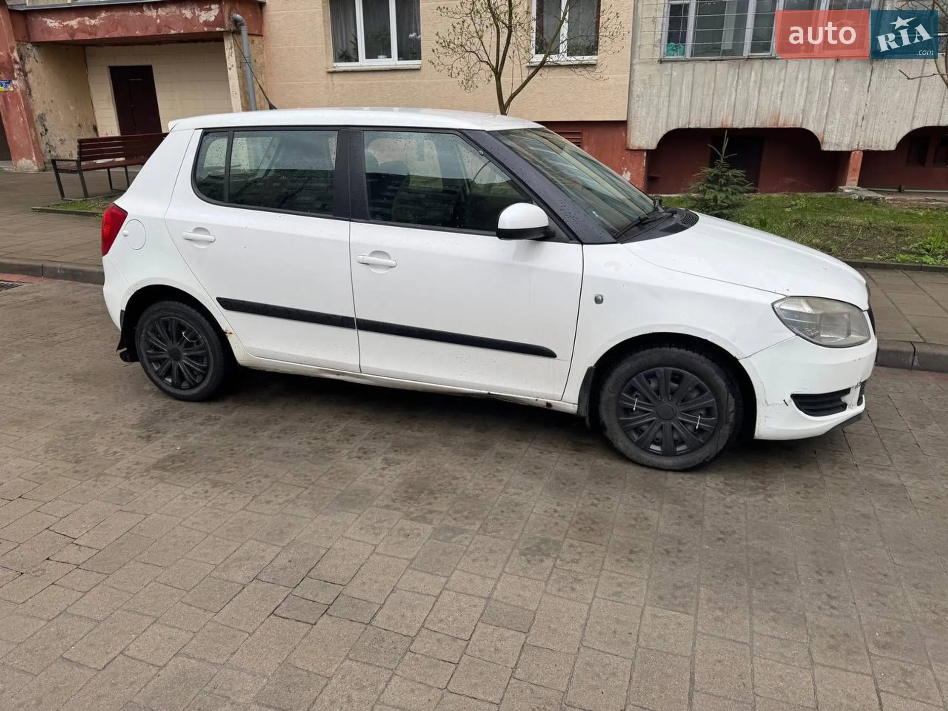 2011 Skoda Fabia - мініатюра 2