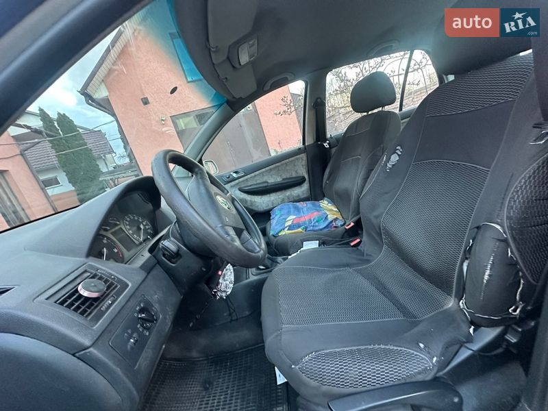 Седан Skoda Fabia 2002 в Чернівцях