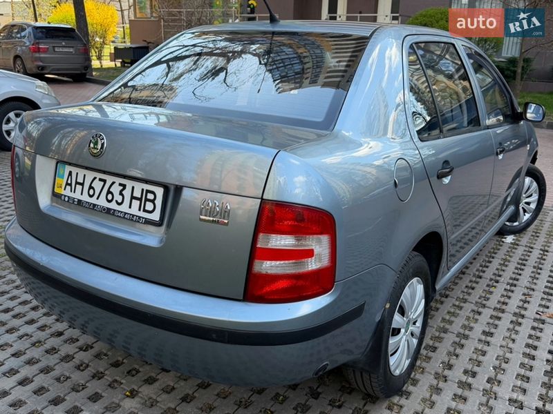 Седан Skoda Fabia 2004 в Києві