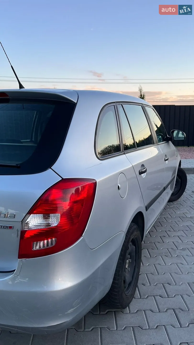 2011 Skoda Fabia - мініатюра 5