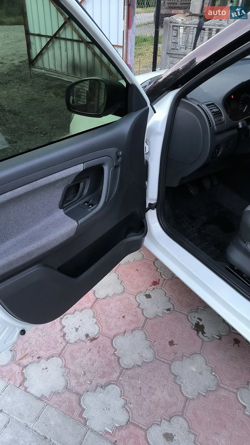 2010 Skoda Fabia - мініатюра 12