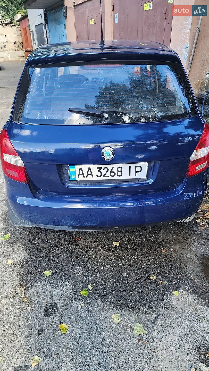 2010 Skoda Fabia - мініатюра 2