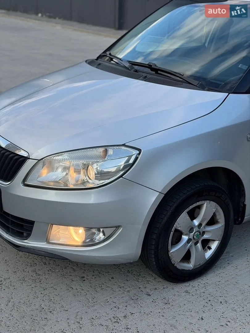 2011 Skoda Fabia - мініатюра 2