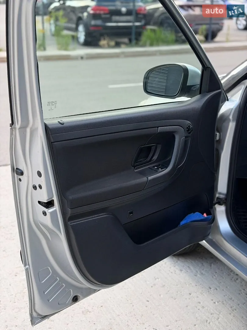 2011 Skoda Fabia - мініатюра 8