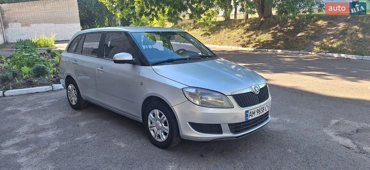 2012 Skoda Fabia - мініатюра 2