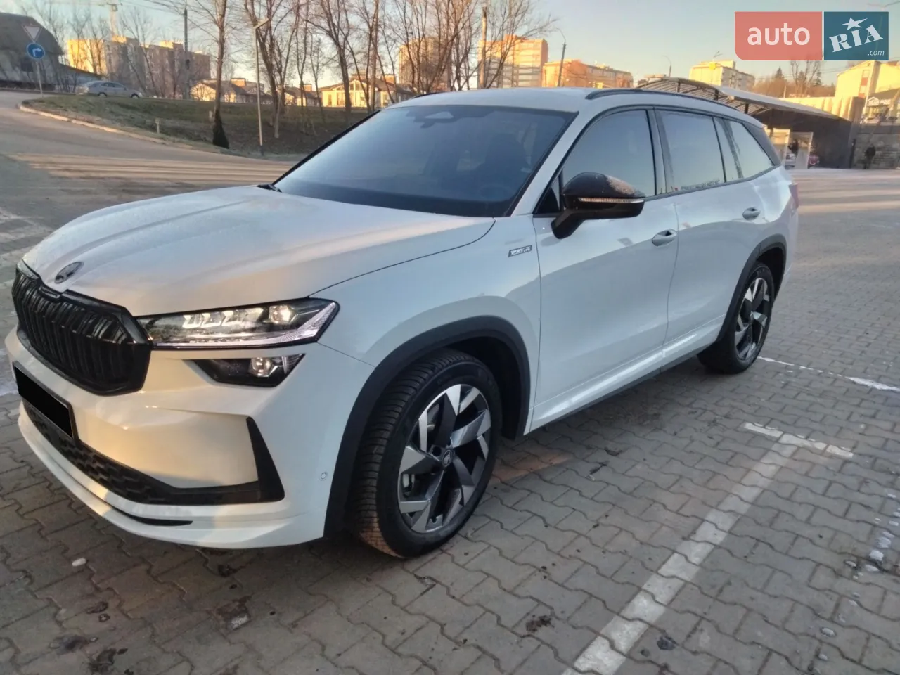 Офіційний автомобіль. В експлуатації з травня 2025 року . Комплектація Sportline. Капот ,бампер ,фари крила ,стійки ,криша та під ручками в броніплівці. Два комплекту шин ( зима ,літо ) , два килимка у багажник , гумові та ворсяні килимки у салон . Сітка у багажник . Продаж не терміновий .