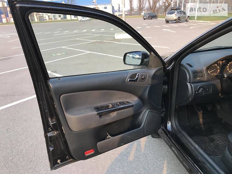 Седан Skoda Octavia 2004 в Житомирі