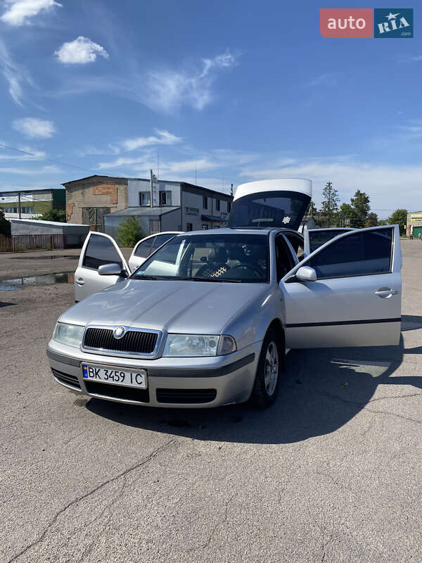 Лифтбек Skoda Octavia 2003 в Сарнах