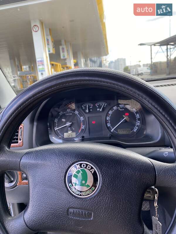 Лифтбек Skoda Octavia 2002 в Киеве