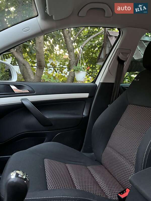 Универсал Skoda Octavia 2010 в Магдалиновке
