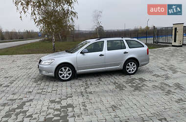 Универсал Skoda Octavia 2012 в Среднем