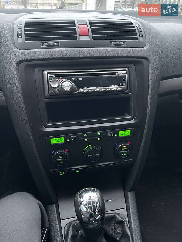 Лифтбек Skoda Octavia 2006 в Черновцах