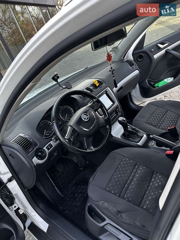 Універсал Skoda Octavia 2012 в Ужгороді