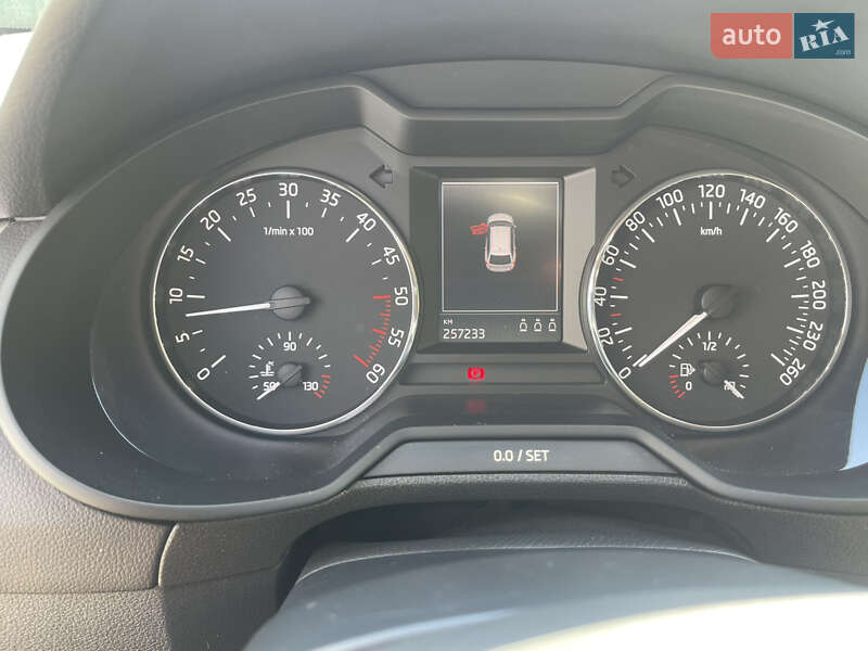 Универсал Skoda Octavia 2014 в Вишневом