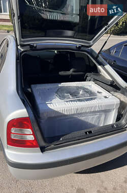 Лифтбек Skoda Octavia 2003 в 