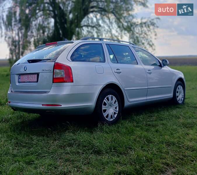 Универсал Skoda Octavia 2011 в Хороле